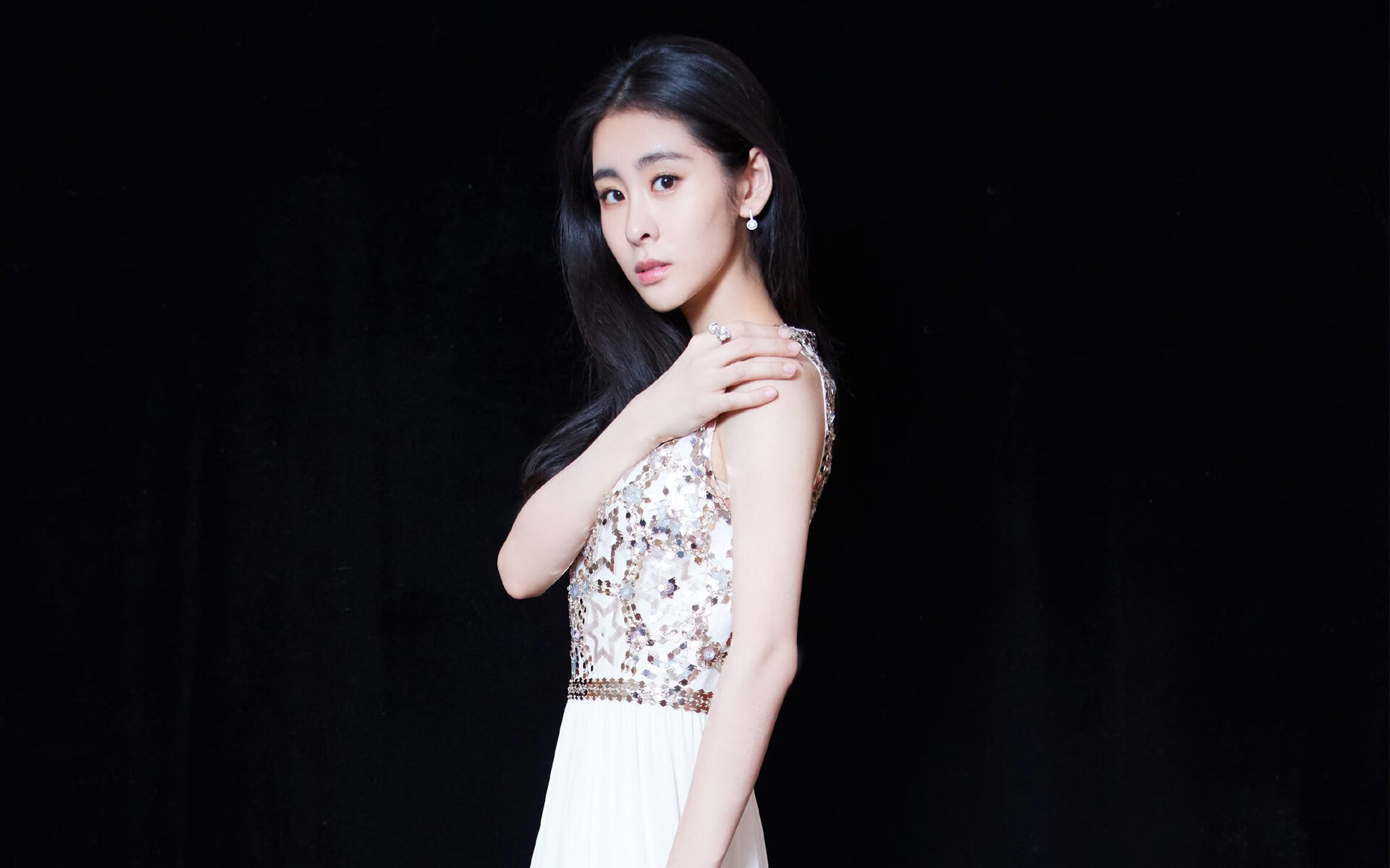 爱游戏-“光影交错”——赛场中的奇幻瞬间，光影交错比喻什么