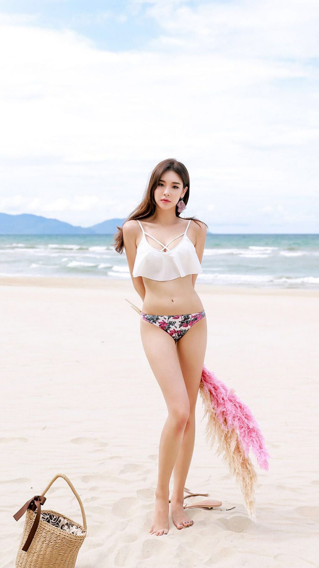 电竞赛事全球化发展背景下的跨国合作模式及挑战分析，电竞跨界合作方案